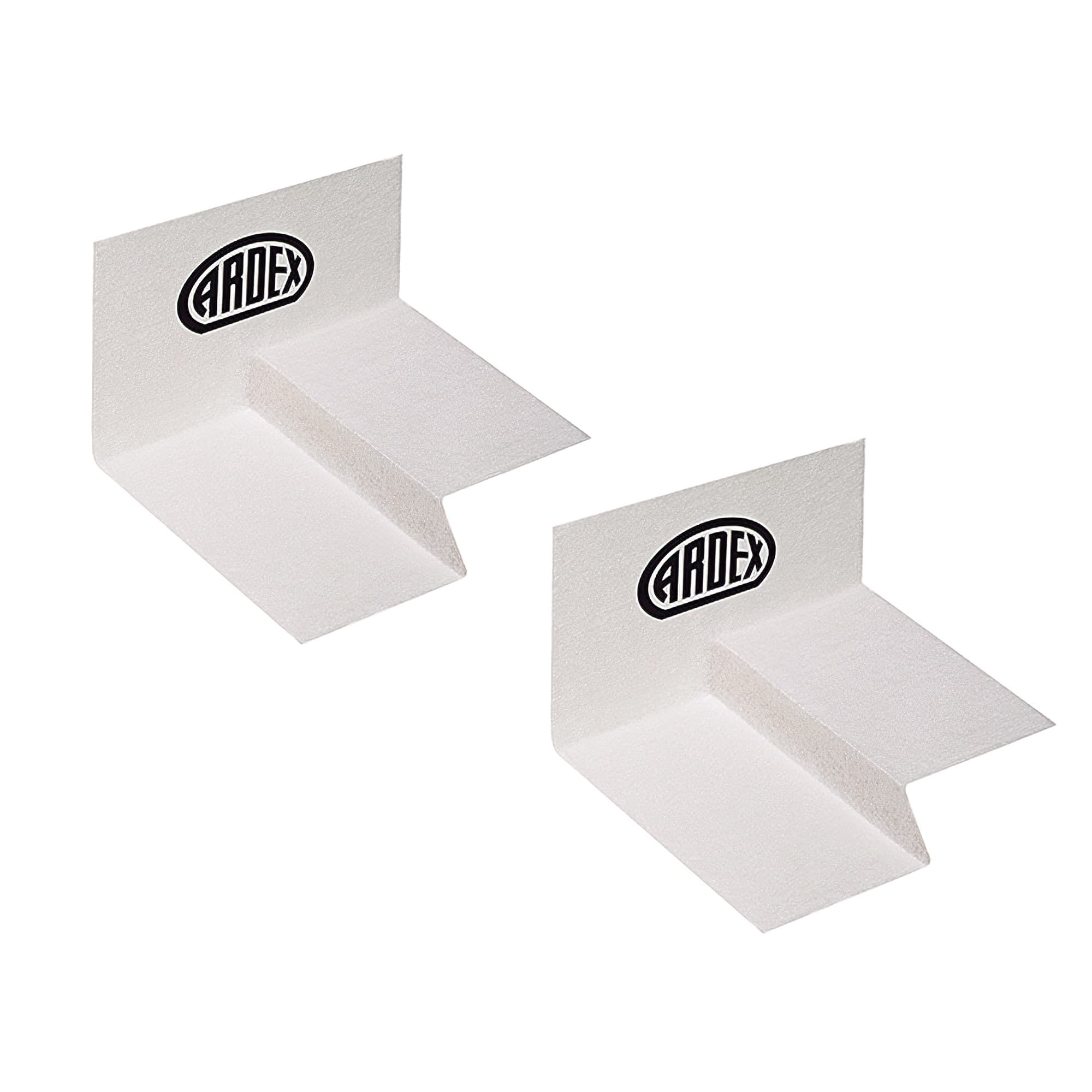 Az ARDEX SK 20 R / ARDEX SK 28 R előformázott, rugalmas szerelvénydarabok a ferde esztrich sarkainak tömítésére a síkba nyíló zuhanyzókban, 20 és 28 mm magasságban.
