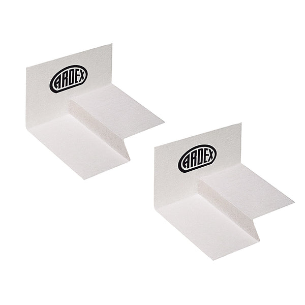 Az ARDEX SK 20 R / ARDEX SK 28 R előformázott, rugalmas szerelvénydarabok a ferde esztrich sarkainak tömítésére a síkba nyíló zuhanyzókban, 20 és 28 mm magasságban.