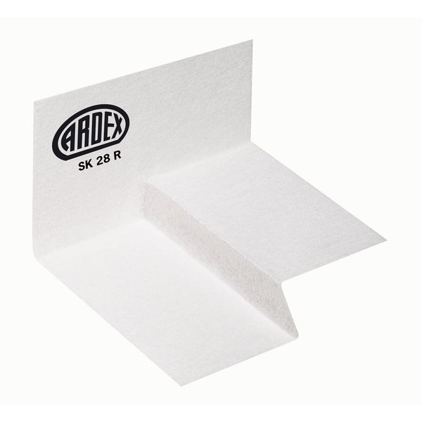 Az ARDEX SK 28 R előformázott, rugalmas szerelvénydarabok a ferde esztrich sarkainak tömítésére a síkba nyíló zuhanyzókban, 28 mm magasságban.