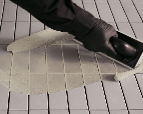 A Kerakoll Fugalite Color kutatói olyan formulát fejlesztettek ki, ami egyszerre vízálló és foltálló, mint a műgyanta fugák, ezentúl könnyebb megmunkálni és tisztítani, mint a hagyományos epoxi fugázókat.