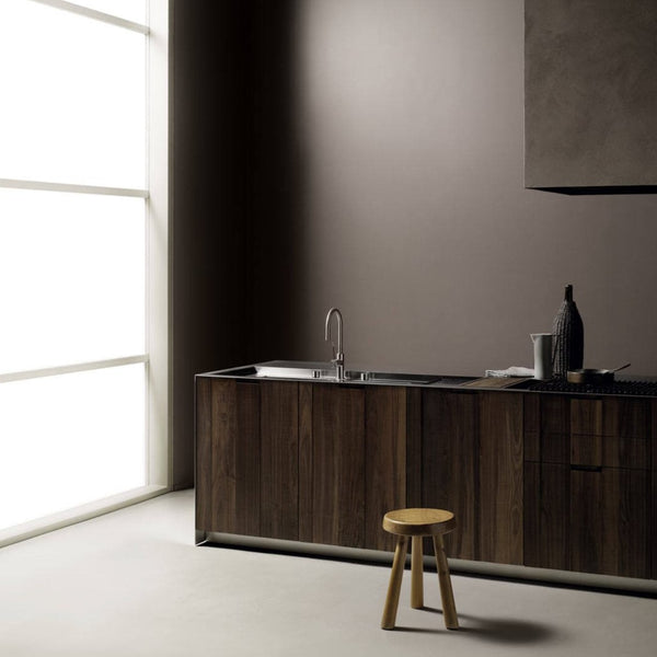 A Kerakoll Patina vízbázisú műgyanta burkolatok delabrè vakolat textúrával és természetes árnyalatú felületkezeléssel.