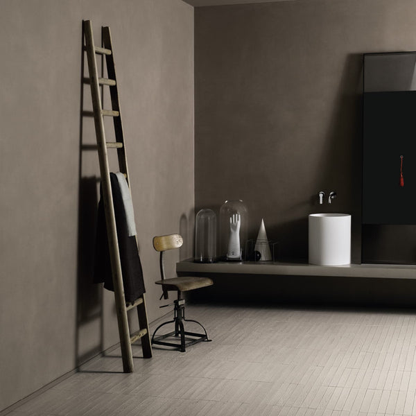 A Kerakoll Wallcrete vízbázisú műgyanta burkolatok színes, simítóval felhordott anyagtextúrával.