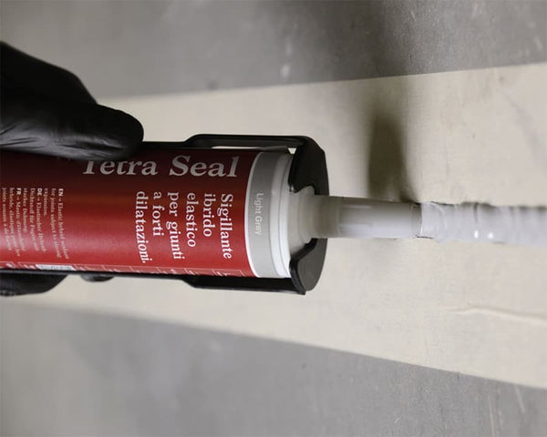 Kerakoll Tetra tömítőanyagok tapadása minden aljzathoz maximális tömítettséget és stabilitást biztosít.